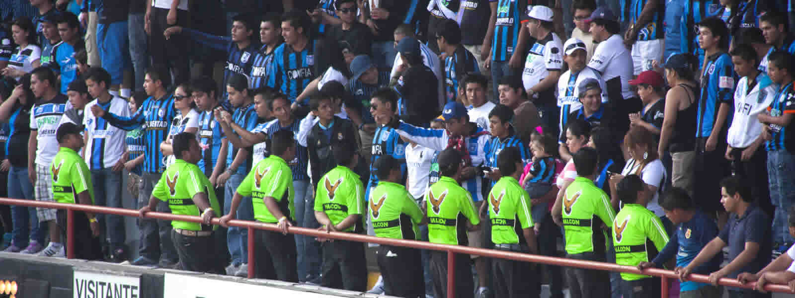 Aficionados bajo control